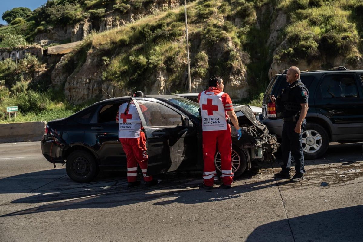 Carambola en la entrada a Playas de Tijuana deja a mujer lesionada