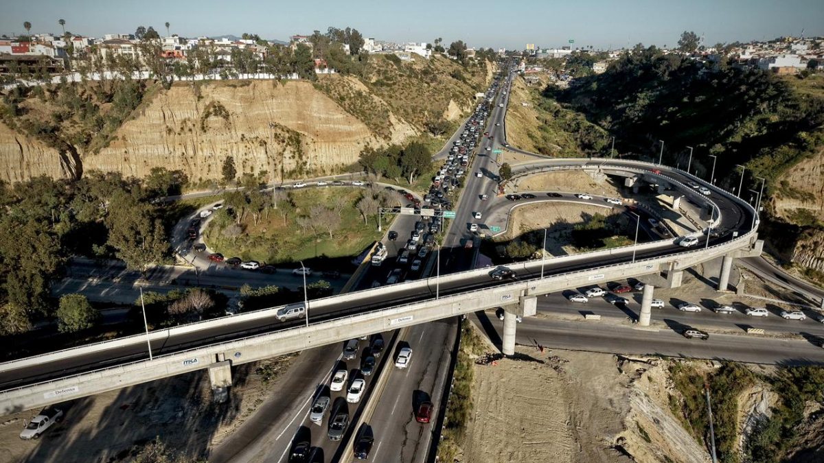 Tráfico colapsa acceso a Playas de Tijuana tras carambola en La Cúspide