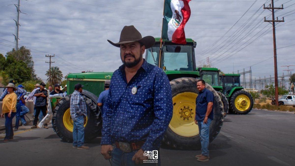 Productores del Valle de Mexicali bloquean carretera con tractores en protesta por crisis del campo