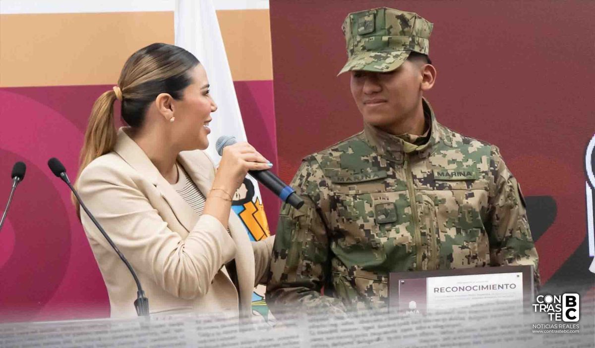 Reconocen a marino que rescató a 2 vacacionistas