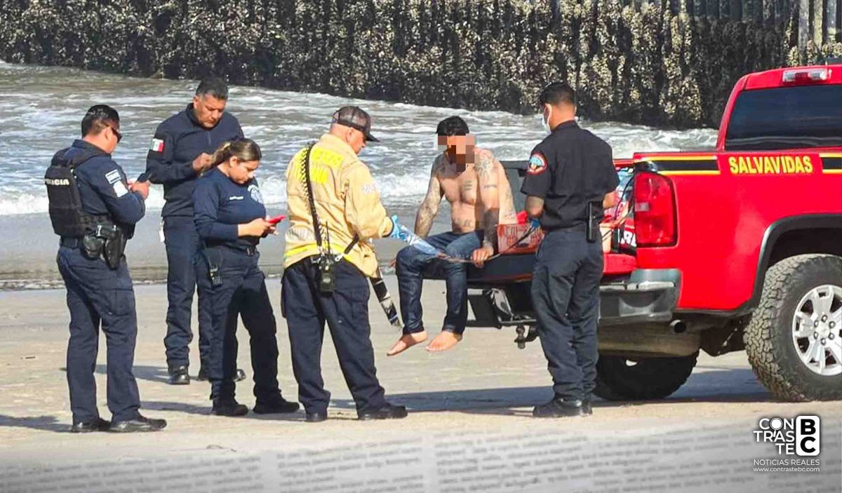 Rescatan a hombre atrapado en el muro fronterizo en Playas de Tijuana