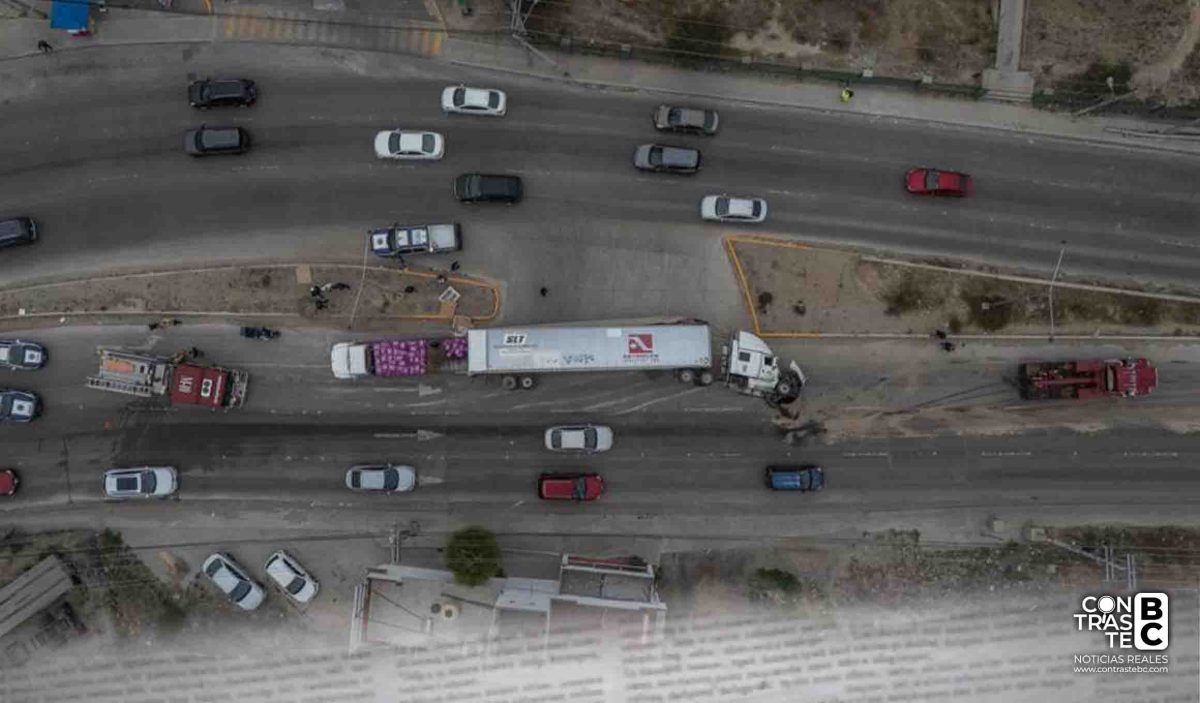 Vuelca tráiler cargado con croquetas para gato en entrada de Santa Fe