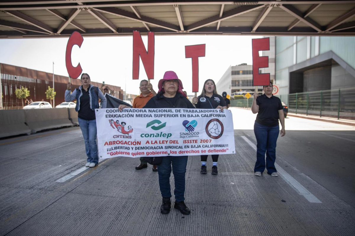 CNTE provoca caos vial en accesos al Aeropuerto de Tijuana