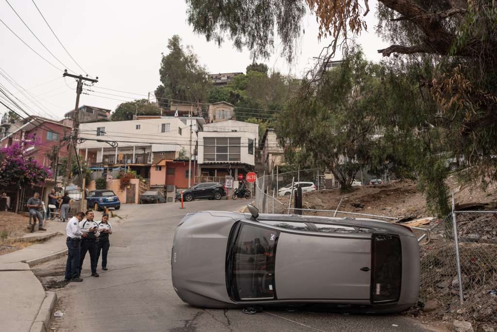 Vehículo termina volcado tras salir de una vivienda en Santa Fe