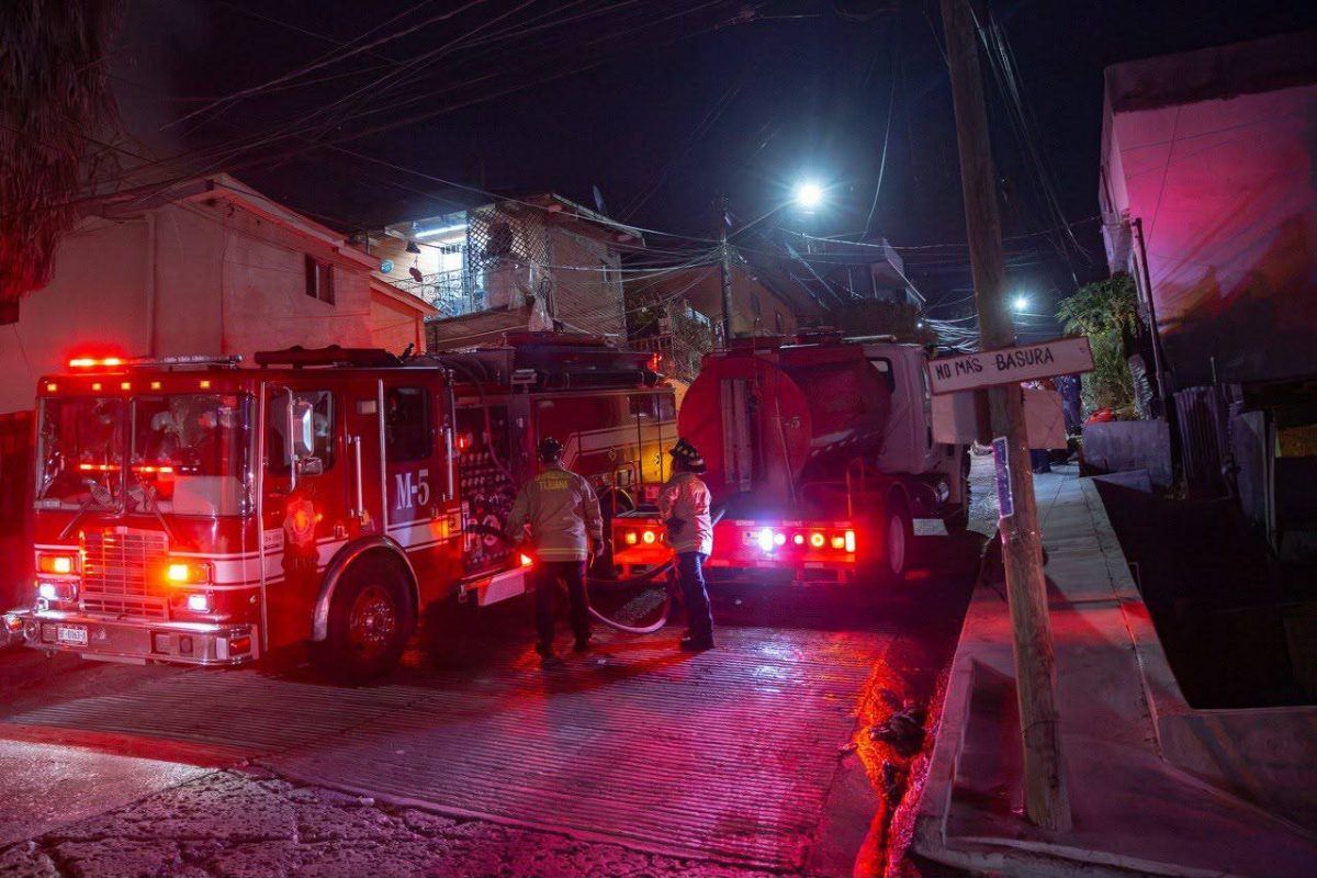 Incendio destruye cuarto de madera en Camino Verde de Tijuana
