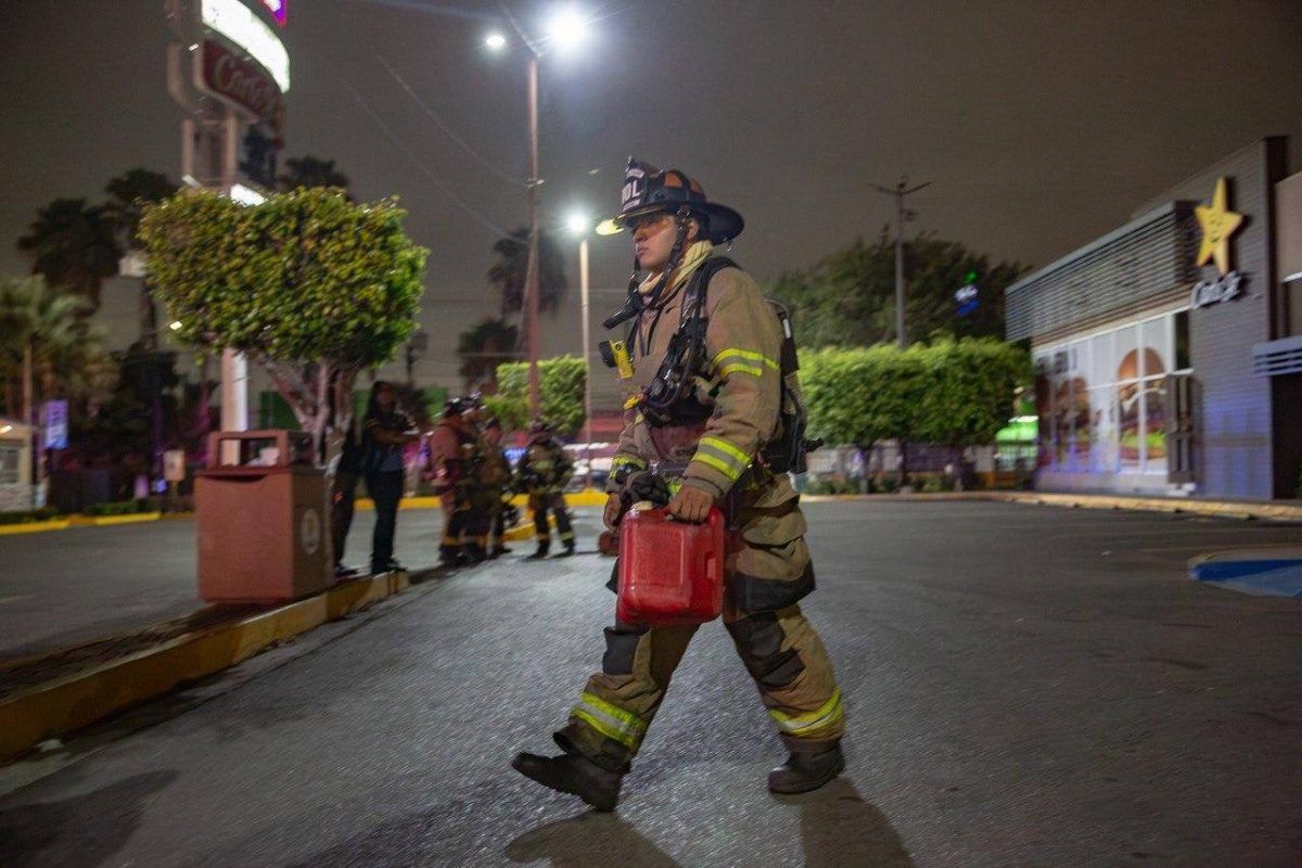 Incendio en cocina de Carl's Jr. en Plaza Cedros fue controlado sin lesionados