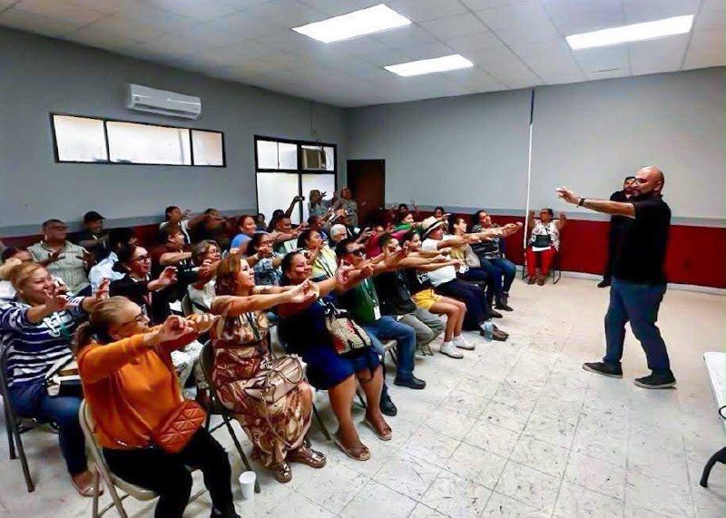 Comisarios Sociales Honorarios de Tijuana aprenden Lengua de Señas para mejorar atención al público