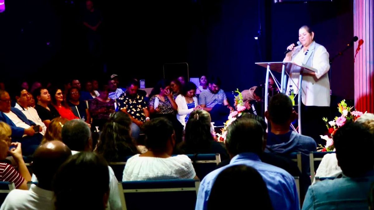 Eva Moreno visita Centro Familiar Carismático en Tijuana y comparte su testimonio de fe