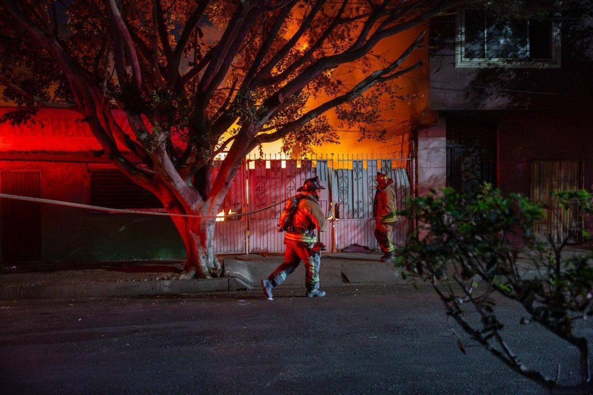 Incendio intencional en vehículo se propaga a cuartería en Zona Norte de Tijuana; detienen a dos hombres