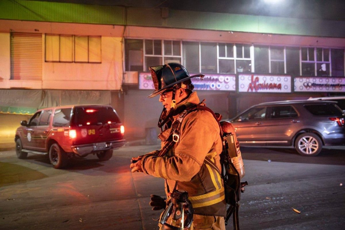 Incendio en la Central de Abastos de Tijuana moviliza a Bomberos durante la madrugada