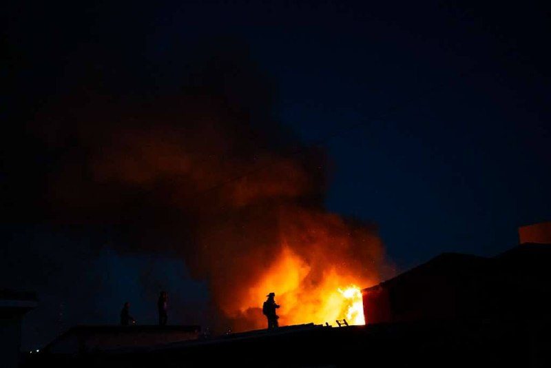 Incendio destruye vivienda de madera en colonia Montes Olímpicos de Tijuana