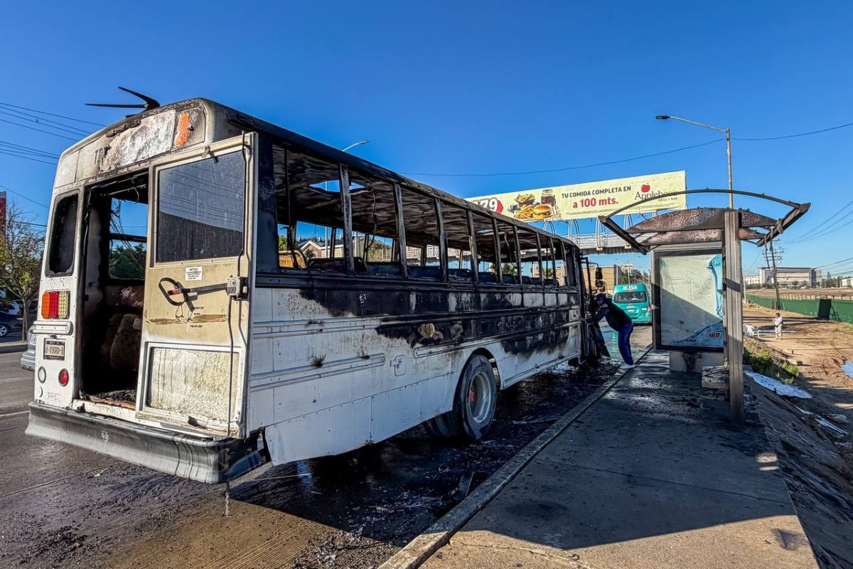 Camión de transporte de personal se incendia en la calzada Tecnológico de Tijuana
